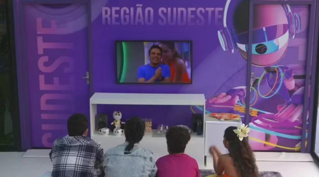 Participantes na casa de vidro sudeste assistem Tadeu Schmidt no telão