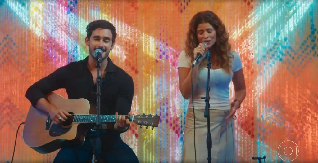 João Raul e Agrado cantam em palco de bar