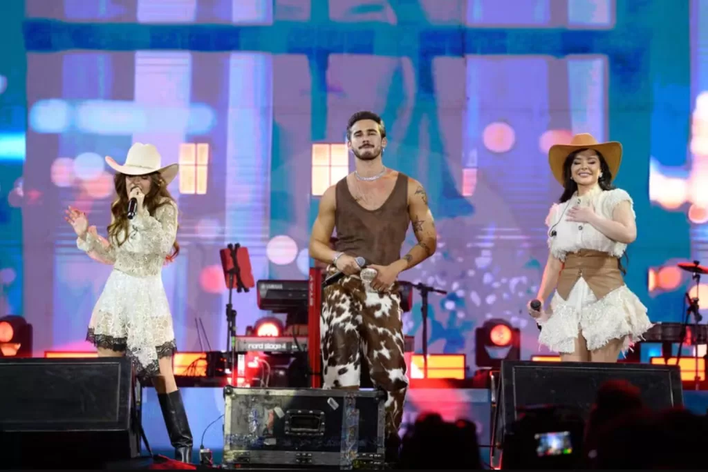 João Raul no palco com Maiara e Maraísa