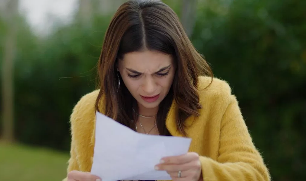 Cemre lê documento