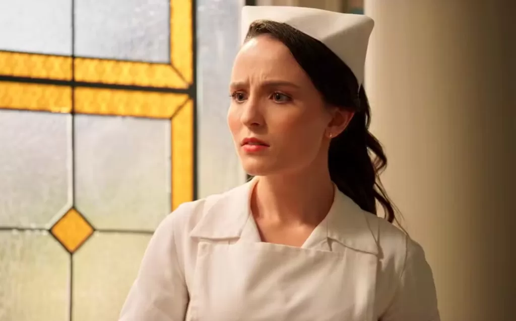 Estela no hospital vestida de enfermeira