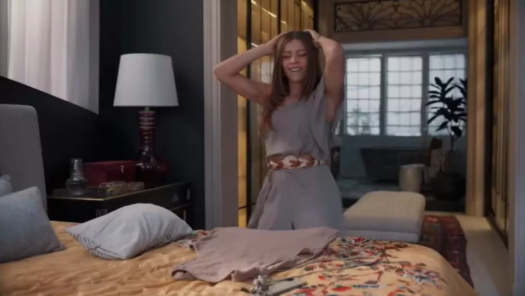 Arminda dançando perto da cama