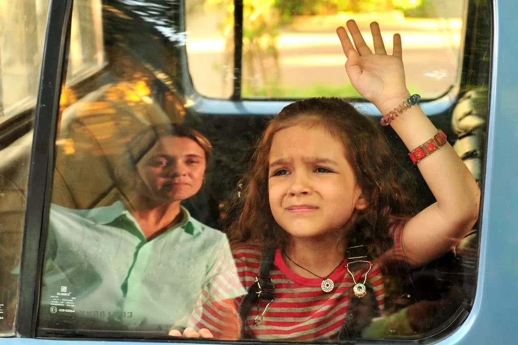 Rita vê pelo vidro do carro Carminha