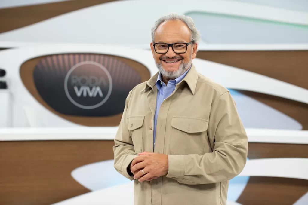 Ernesto Paglia à frente do cenário do Roda Viva