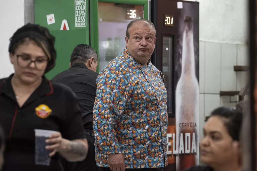 Erick Jacquin olha assustado para restaurante