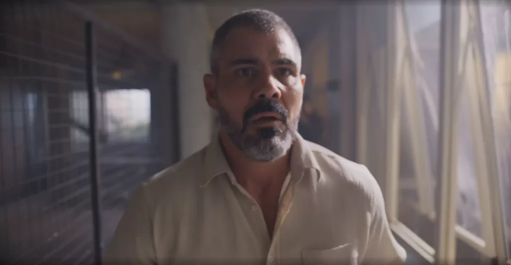 Jorginho no corredor da clínica clandestina