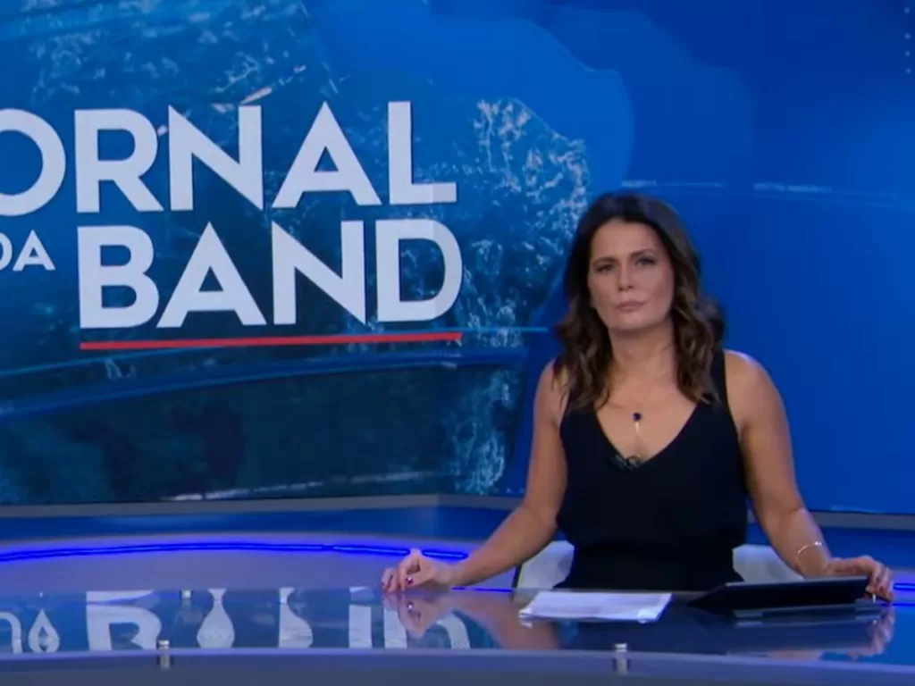 Adriana Araújo na bancada do Jornal da Band