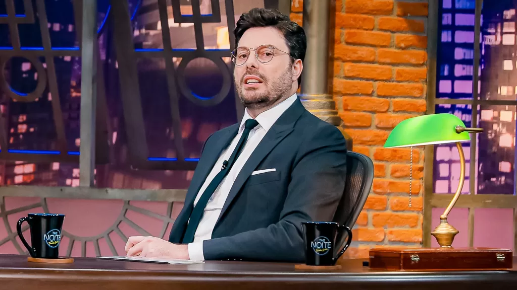 Danilo Gentili no cenário do The Noite