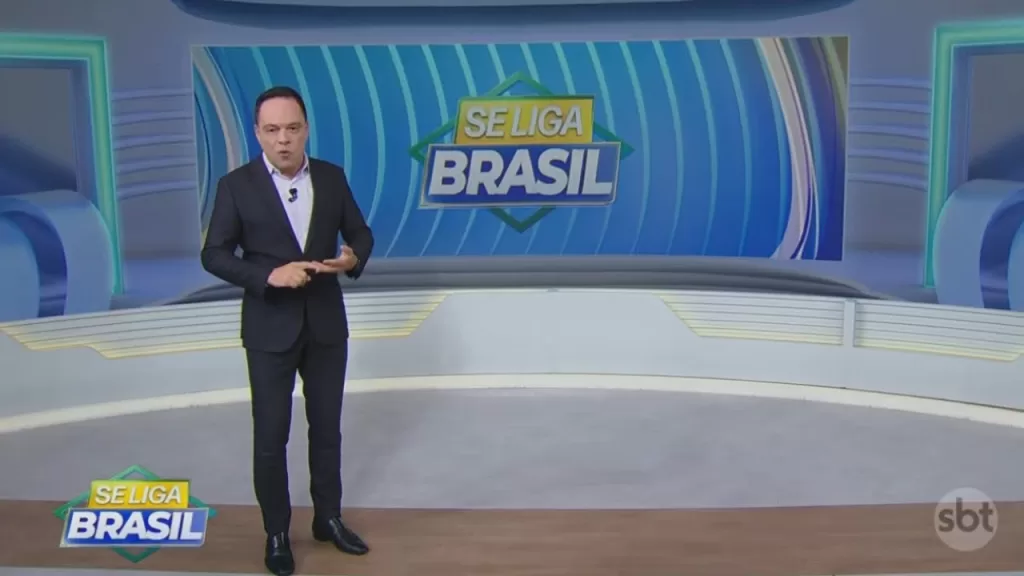 Tiago Gardinali à frente do telão do Se Liga Brasil