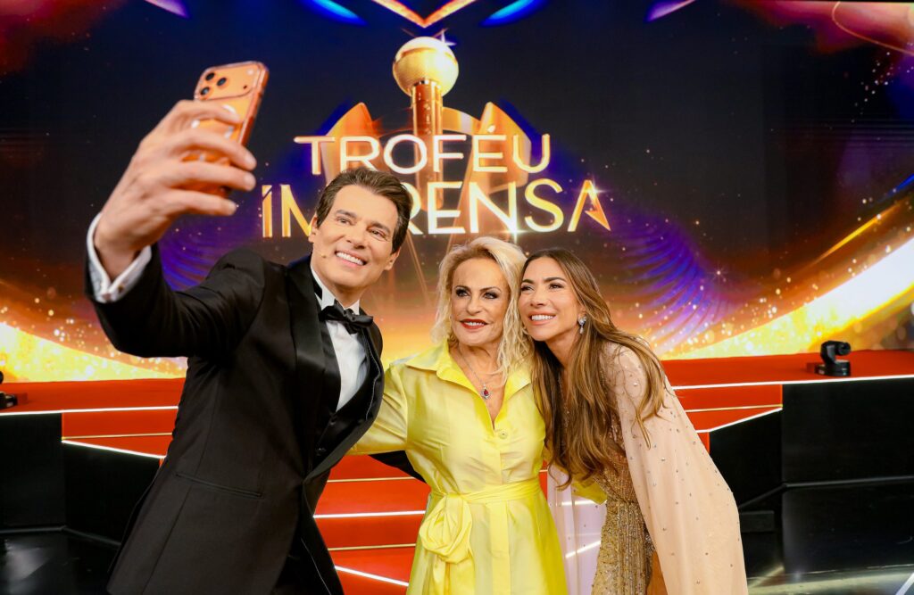 Celso Portiolli, Ana Maria Braga, Patrícia Abravanel fazem self no palco do Troféu Imprensa