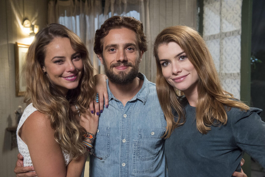 Paolla Oliveira, Rafael Cardoso e Alinne Moraes no cenário de Além do Tempo
