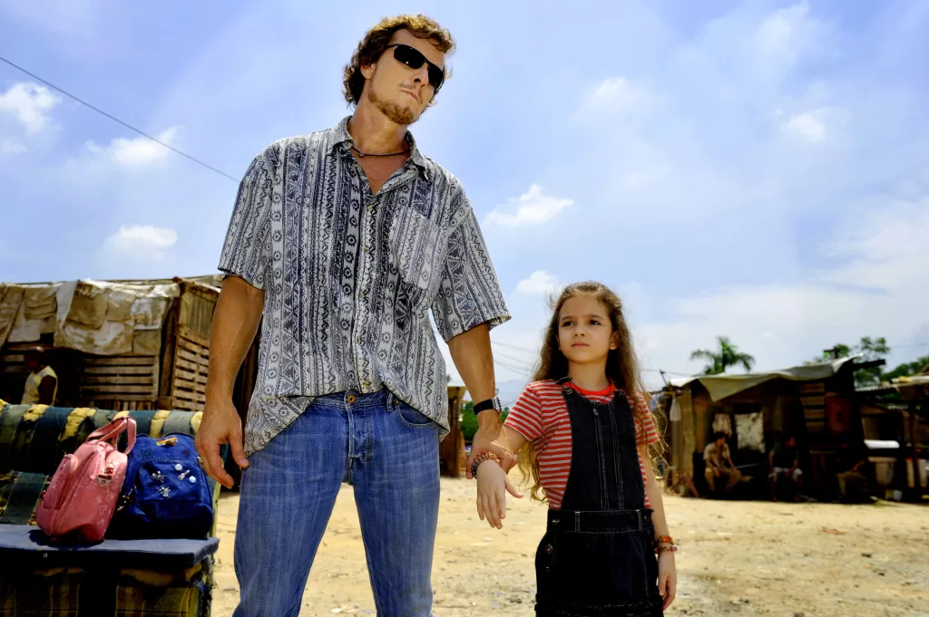 Max ( Marcello Novaes) e Rita ( Mel Maia ) no lixão de Avenida Brasil
