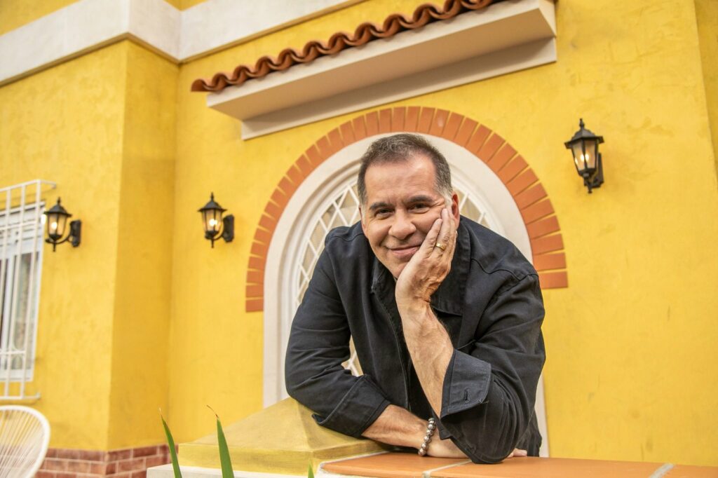 Leandro Hassum na frente da casa do patrão
