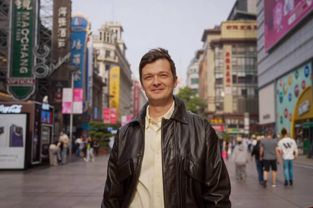 Repórter Felipe Santana nas ruas da China