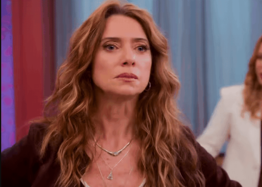 Janete com raiva e olhos cheios de lágrimas