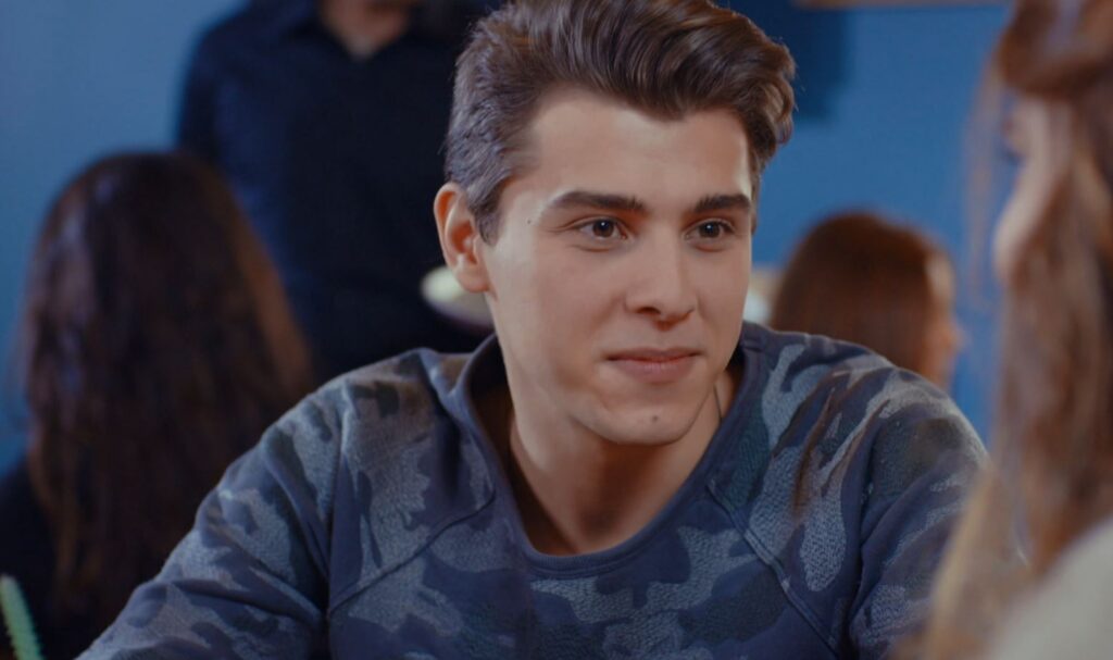Taner confessa seus sentimentos por Çiçek