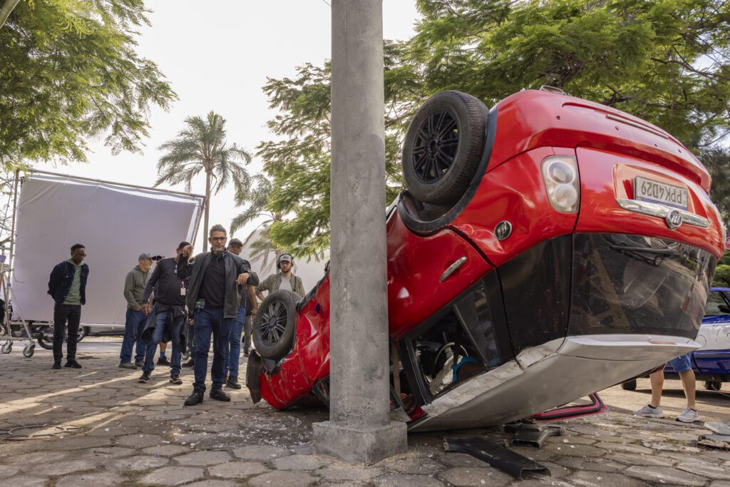 Carro vermelho capotado