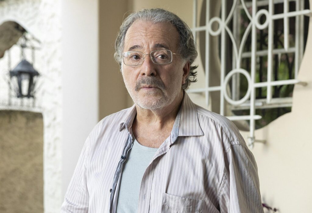 Tony Ramos como Otoniel na porta da casa da personagem em Quem Ama Cuida