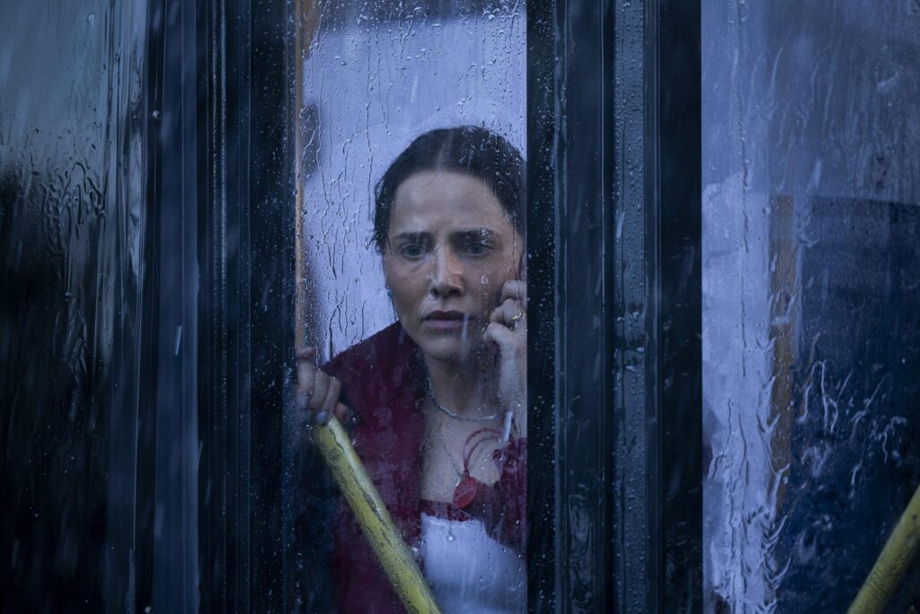 Letícia Colin como Adriana