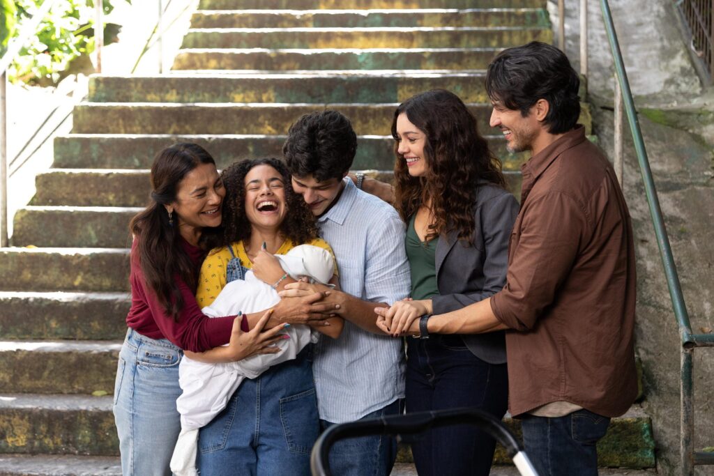 Paulinho (Romulo Estrela), Gerluce (Sophie Charlotte), Lígia (Dira Paes) e Joélly (Alana Cabral) e Raul