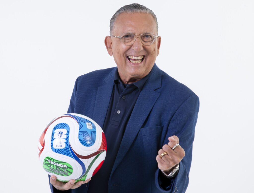 Galvão Bueno com bola de futebol