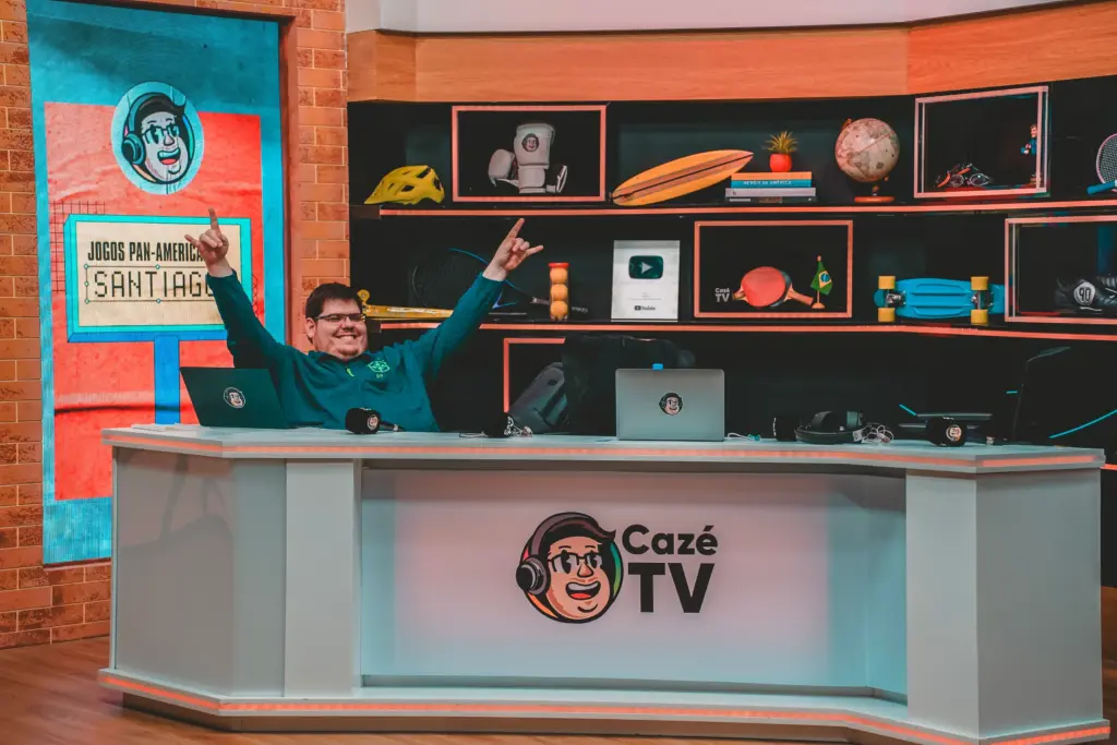 Cazé na bancada da Cazé TV