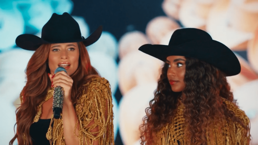 Agrado e Eduarda no palco