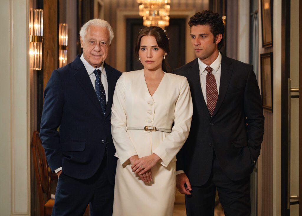 Antonio Fagundes, Letícia Colin e Chay Suede como Arthur, Adriana e Pedro, de Quem Ama Cuida