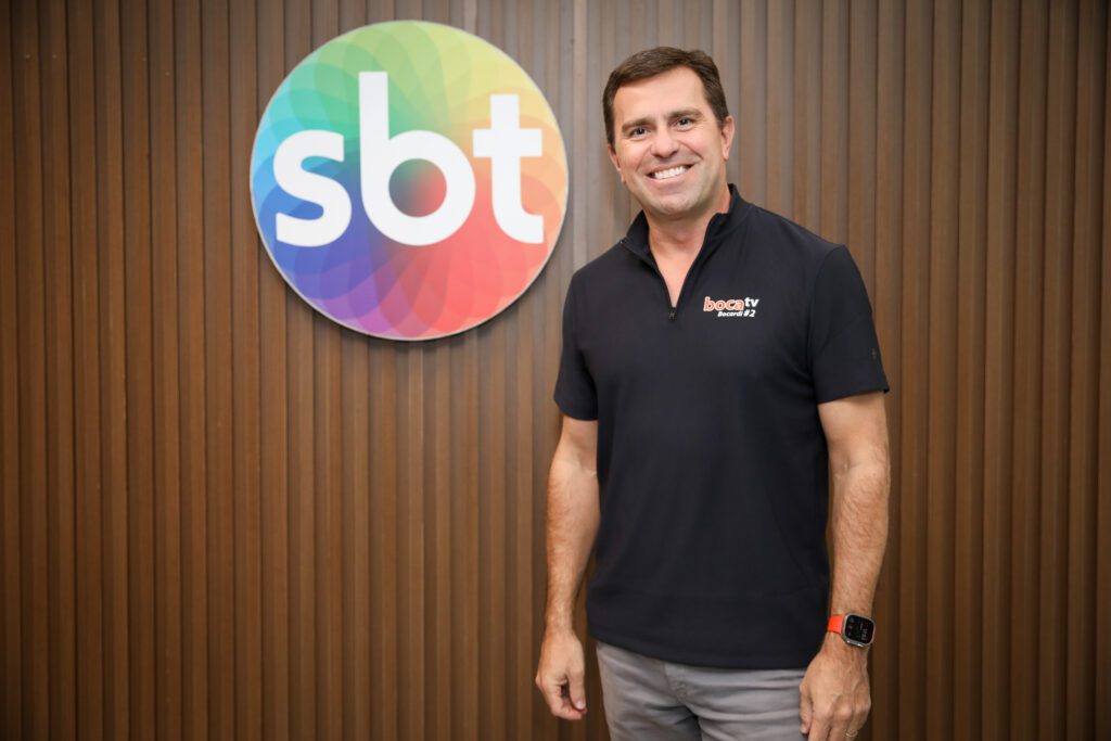 Rodrigo Bocardi ao lado do logo do SBT