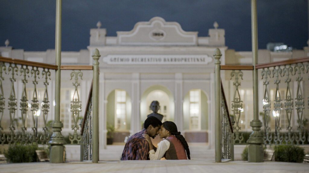 Tonho e Alika se beijam no coreto da cidade