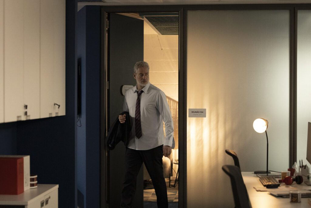 Ademir saí desarrumado de sua sala