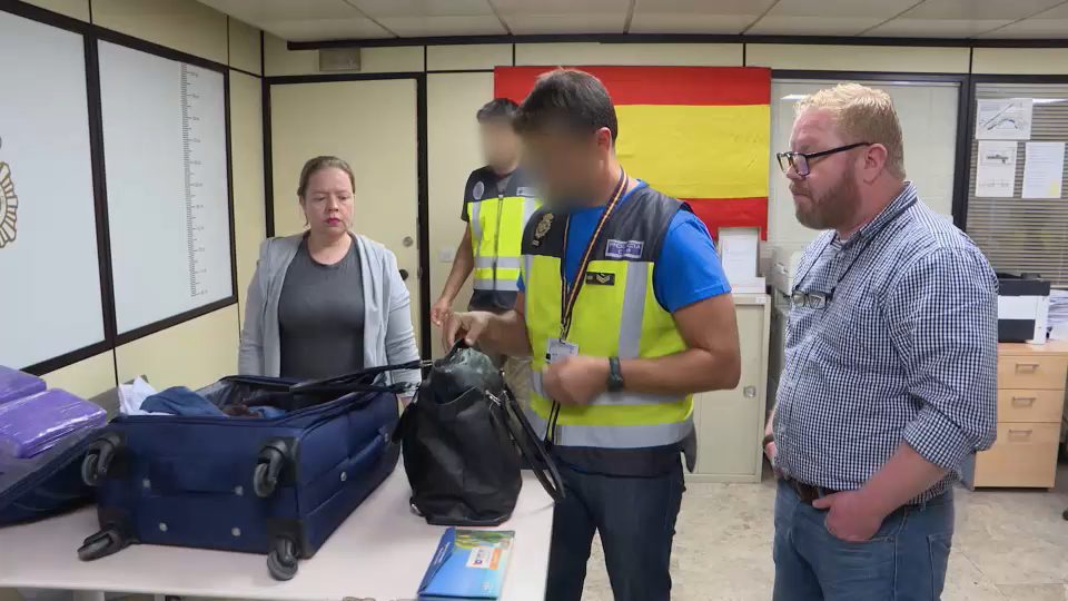 Polícia revista mala de casal