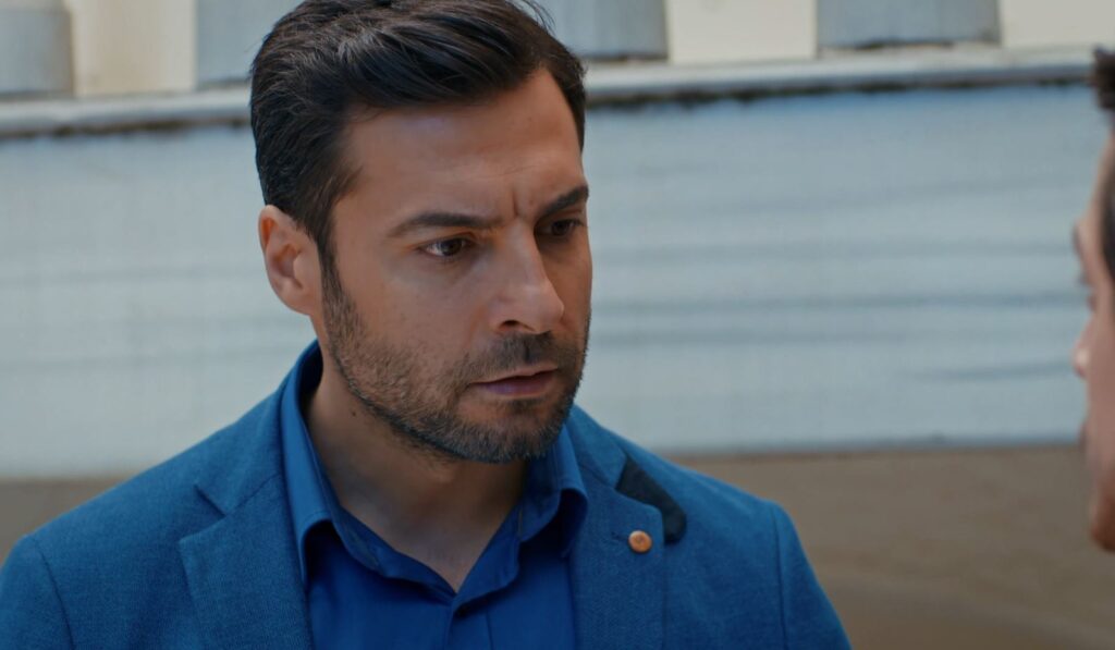 Omer olha atentamente
