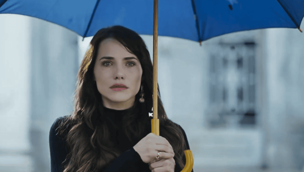 Adriana segura guarda-chuva azul