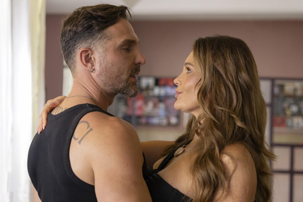 Fábia (Flávia Alessandra) e Patrick (Igor Rickli) dançam juntos
