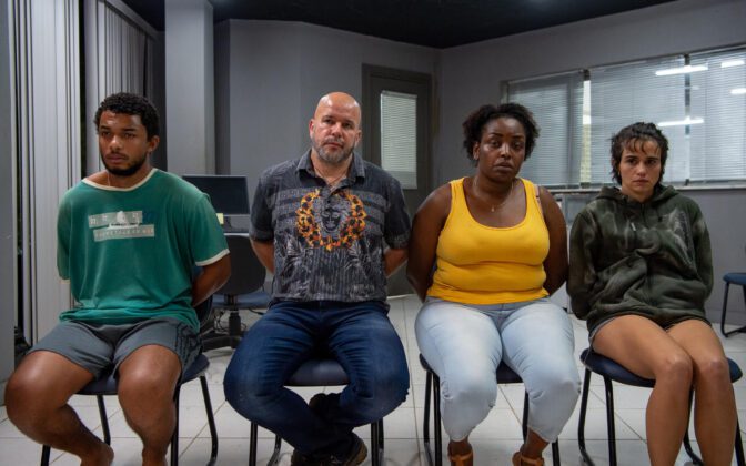 Balthazar (Juan Paiva), Geíza (Belize Pombal), Milena (Nanda Costa) e Jayme (Murilo Benício) sentados lado a lado