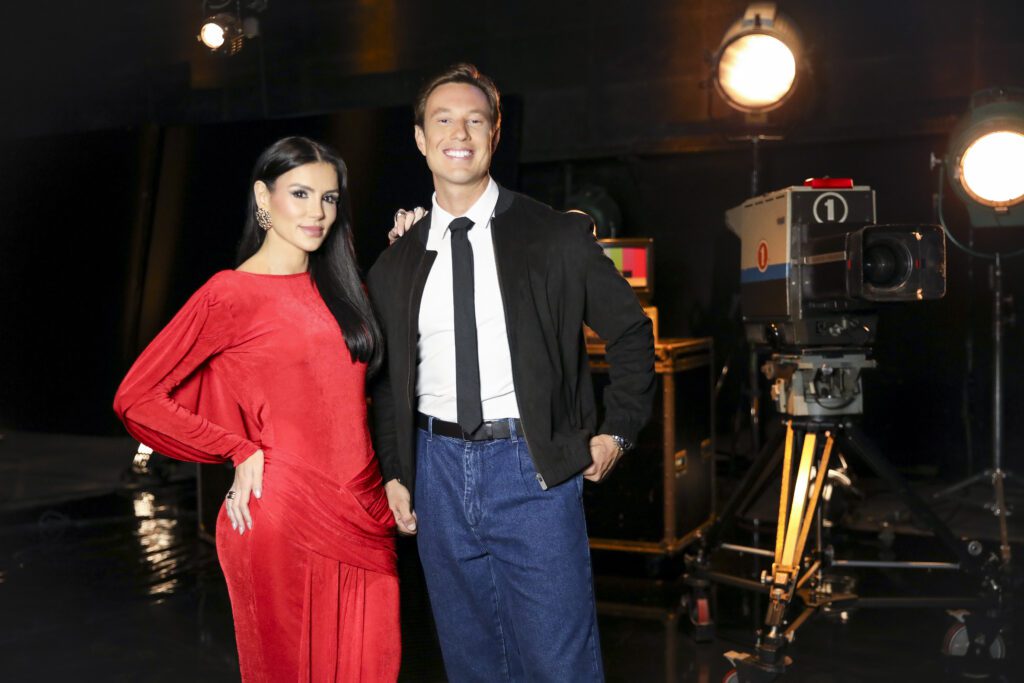 Gaby Cabrini e Gabriel Cartolano abraçados no estúdio