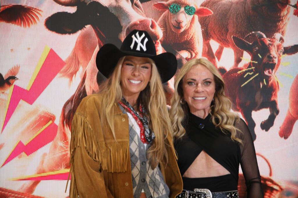 Adriane Galisteu e Cristina Rocha abraçadas