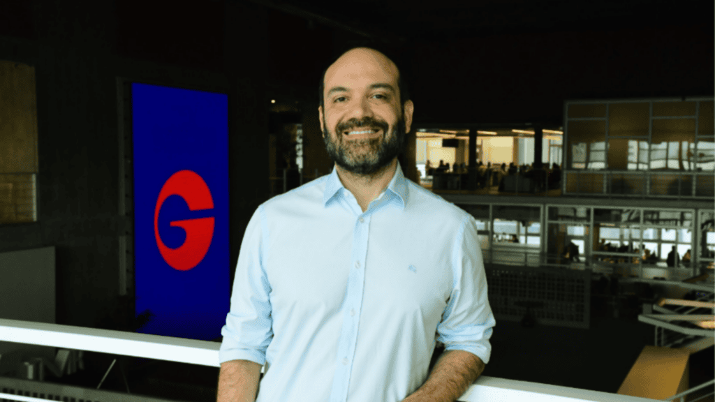 Lucas Gentil na redação da TV Gazeta