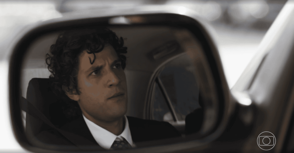 Pedro no retrovisor do carro